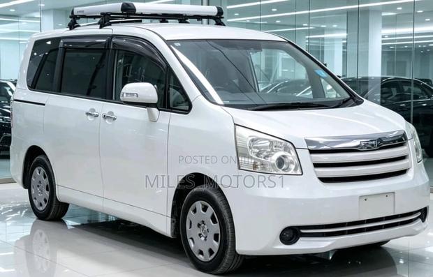 Toyota Noah 2010 White