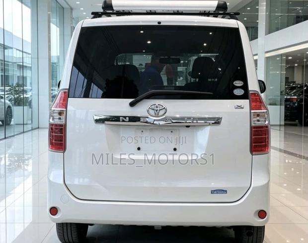 Toyota Noah 2010 White