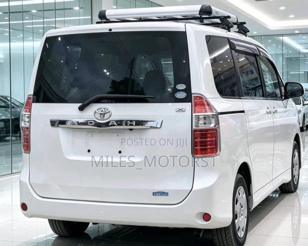Toyota Noah 2010 White