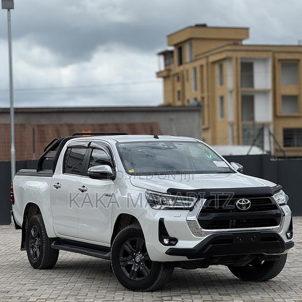 Toyota Hilux 2023 White