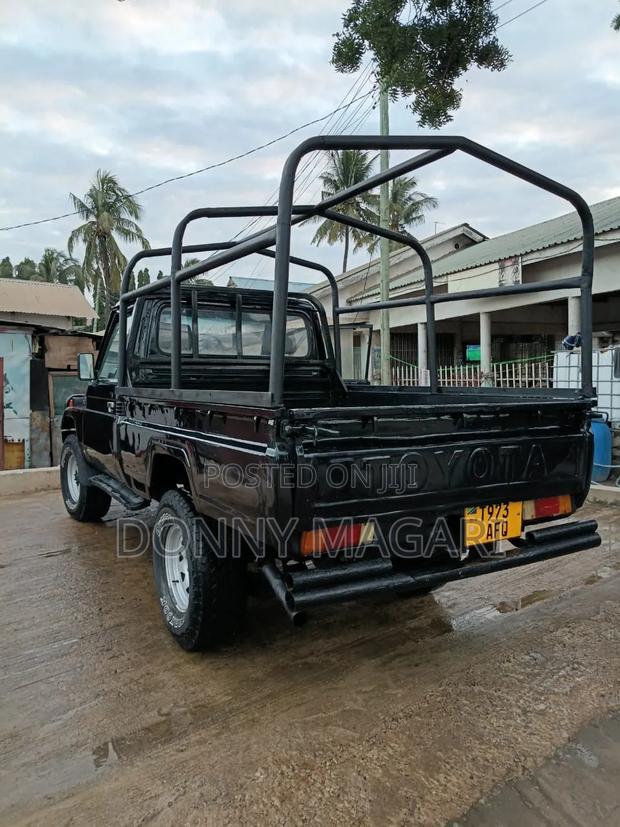 Toyota Land Cruiser 2010 Black