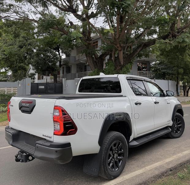 Toyota Hilux 2023 White