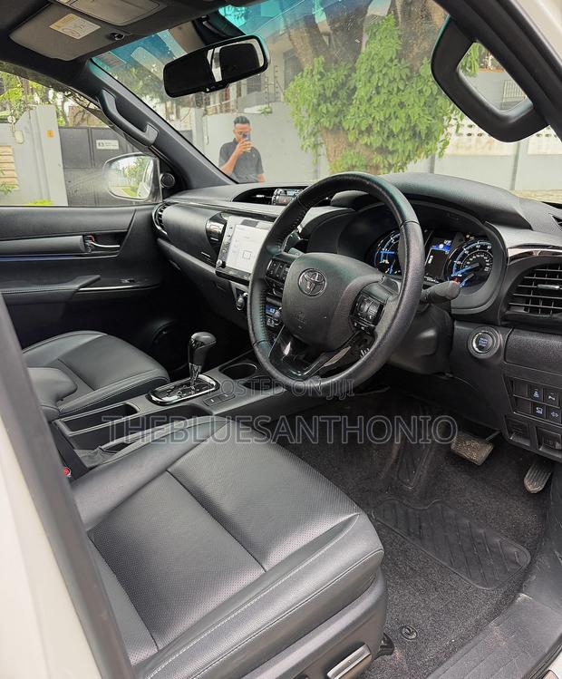Toyota Hilux 2023 White