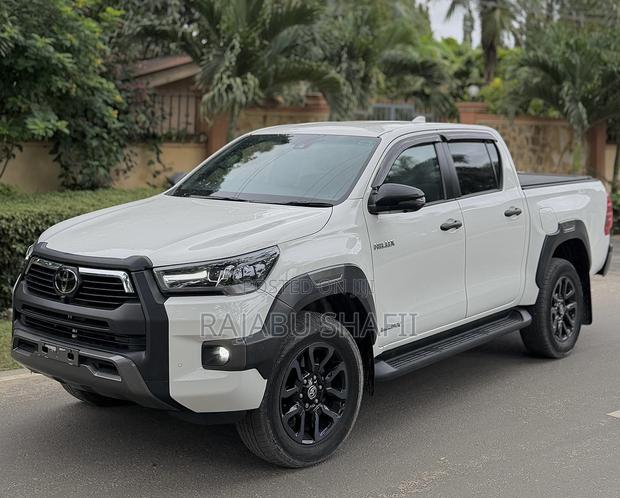 Toyota Hilux 2023 White