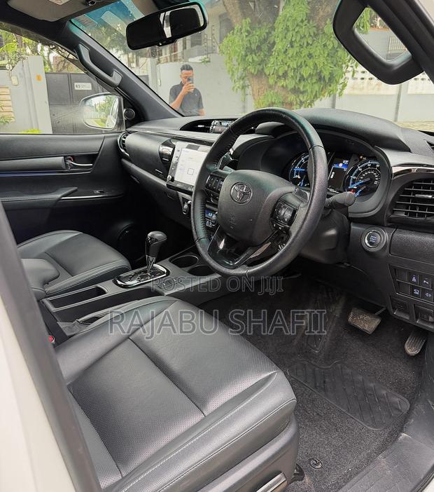 Toyota Hilux 2023 White