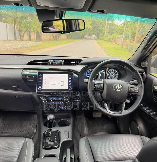Toyota Hilux 2023 White