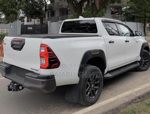 Toyota Hilux 2023 White