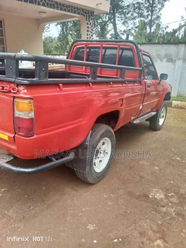 Toyota Hilux 1990 Red