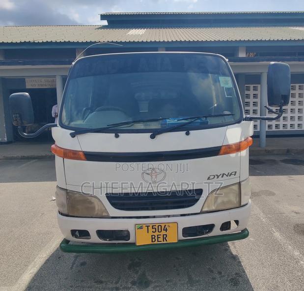Toyota Dyna 2002 White