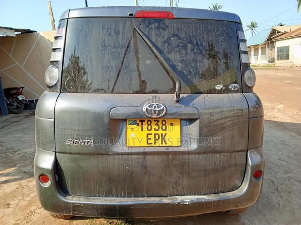 Toyota Sienta 2005 Gray