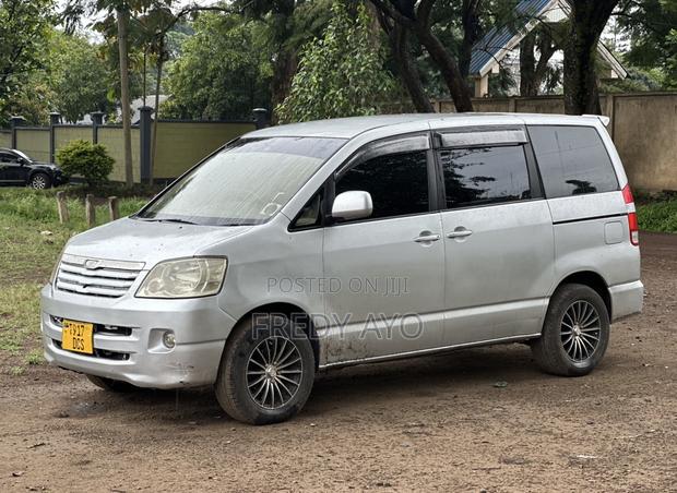 Toyota Noah 2.0 143hp AWD (7 Seater) 2007 Silver