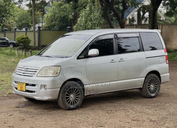 Toyota Noah 2.0 143hp AWD (7 Seater) 2007 Silver