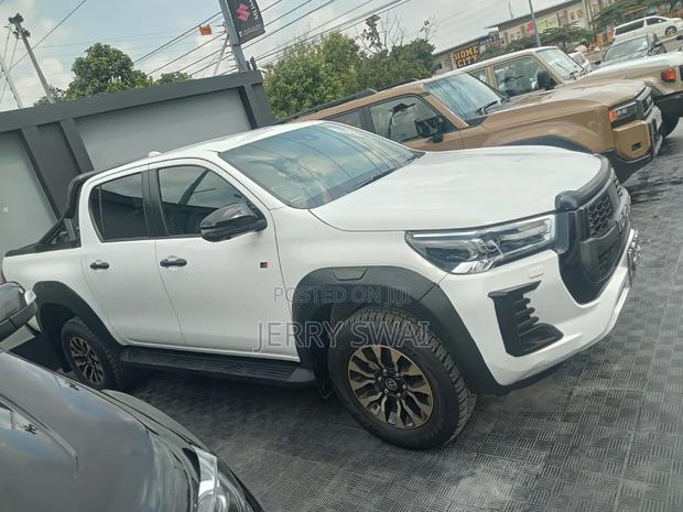 Toyota Hilux 2023 White
