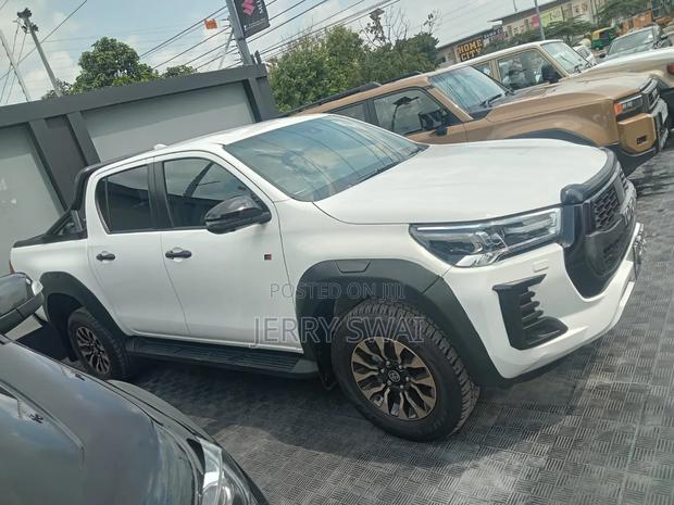 Toyota Hilux 2023 White