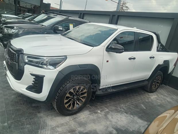 Toyota Hilux 2023 White