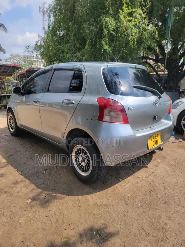Toyota Vitz 2005 Silver