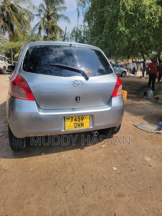 Toyota Vitz 2005 Silver