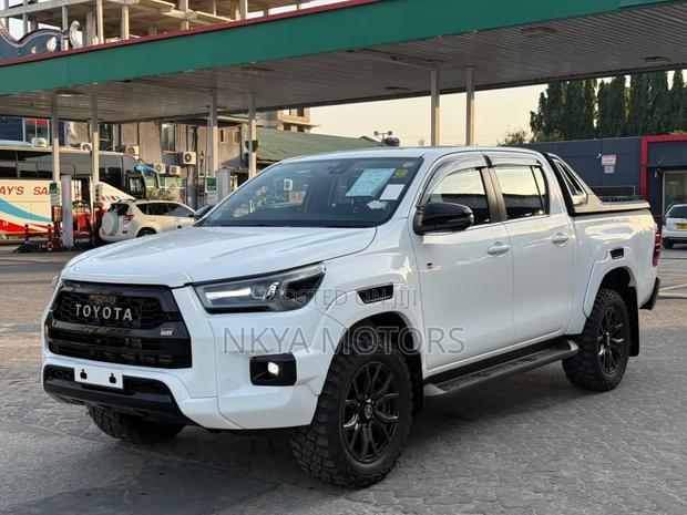 Toyota Hilux 2024 Pearl