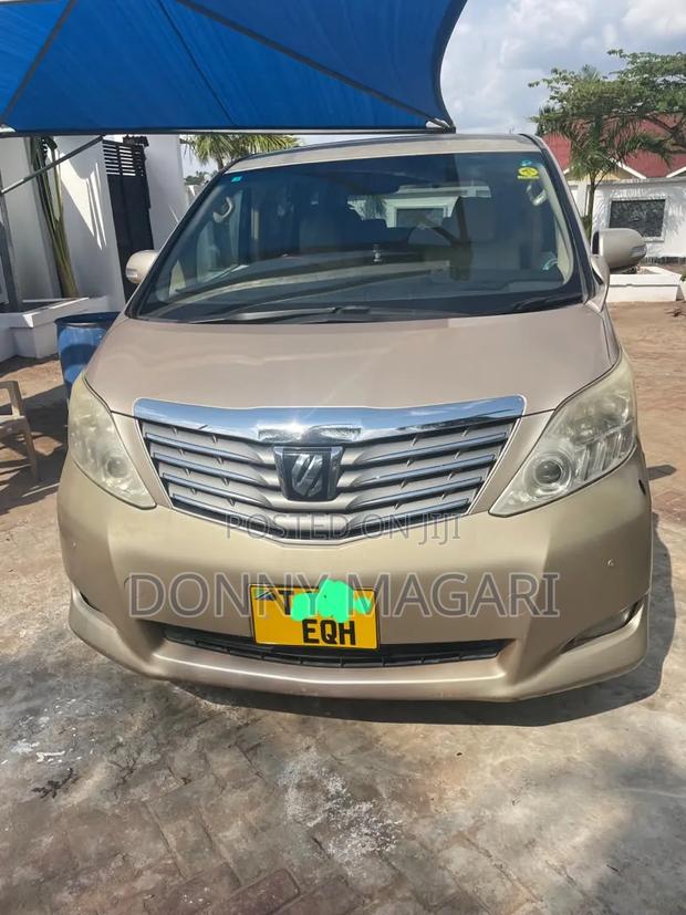 Toyota Alphard 2011 Gold