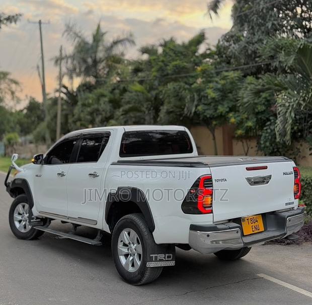 Toyota Hilux 2021 White