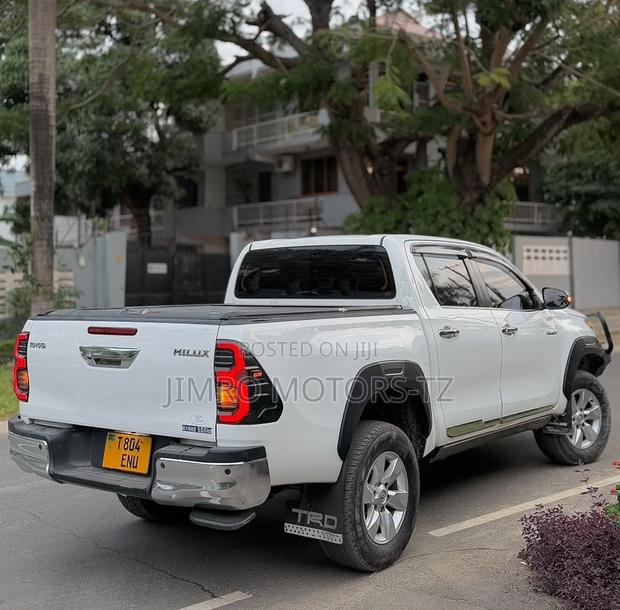 Toyota Hilux 2021 White