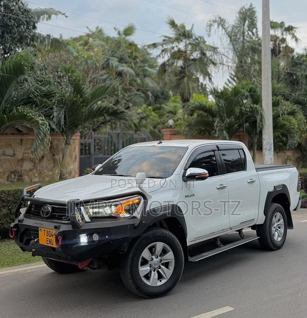 Toyota Hilux 2021 White