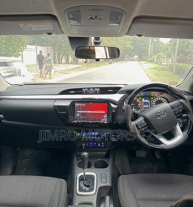 Toyota Hilux 2021 White