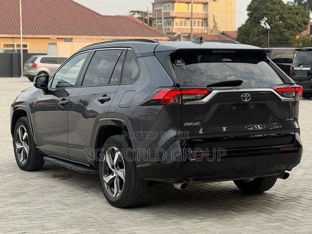 Toyota RAV4 Plug-In Hybrid XSE AWD 2025 Gray