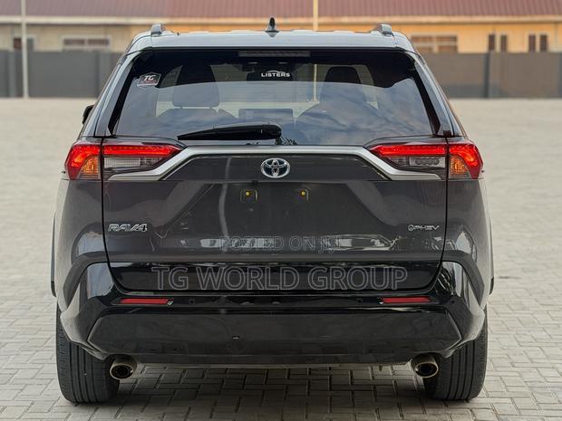 Toyota RAV4 Plug-In Hybrid XSE AWD 2025 Gray