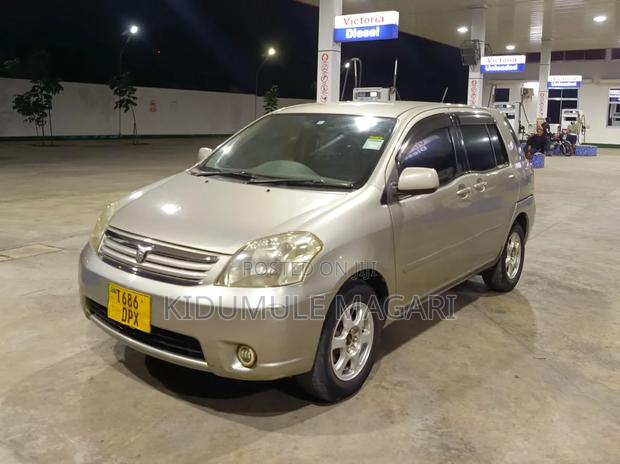 Toyota Raum 2005 Gold