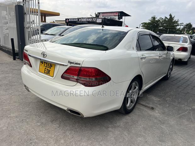 Toyota Crown 2011 White