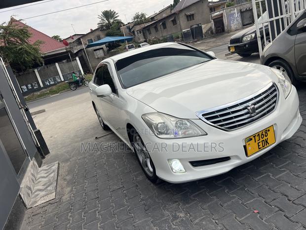Toyota Crown 2011 White