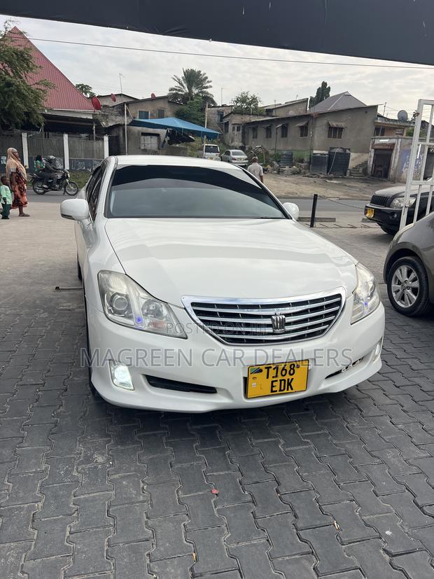 Toyota Crown 2011 White