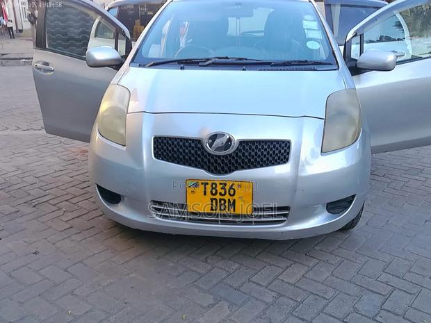 Toyota Vitz 2006 Silver