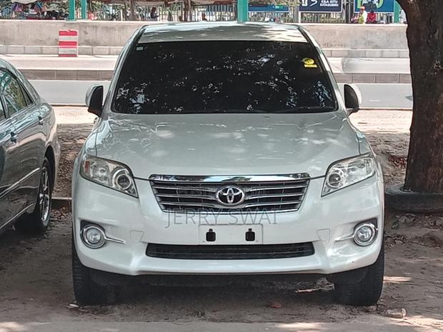 Toyota Vanguard 2010 White