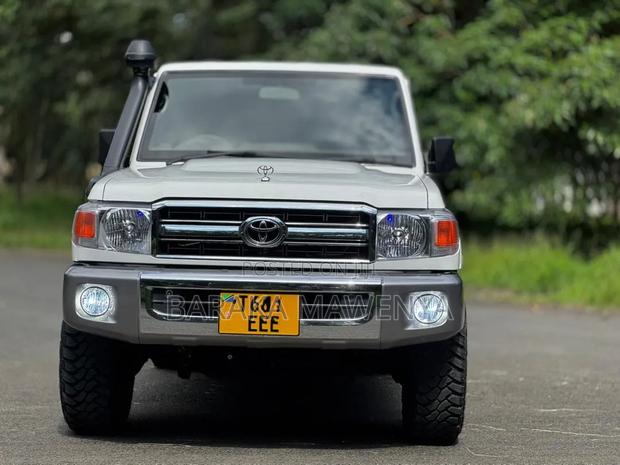 Toyota Land Cruiser 2016 White