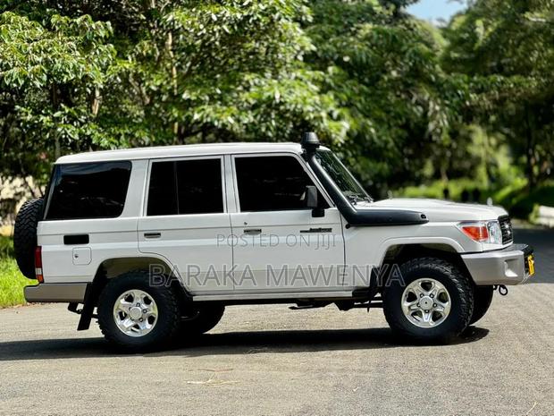 Toyota Land Cruiser 2016 White