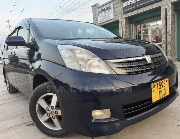 Toyota ISIS 2005 Blue