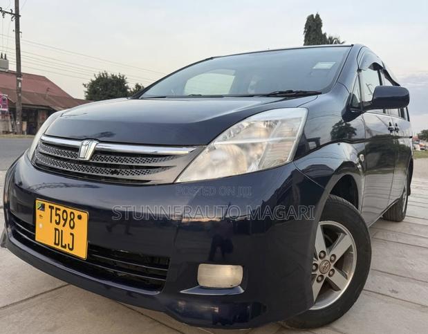 Toyota ISIS 2005 Blue