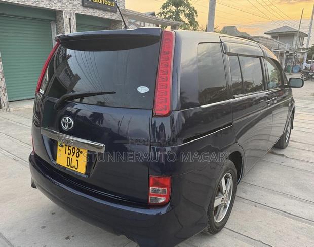 Toyota ISIS 2005 Blue