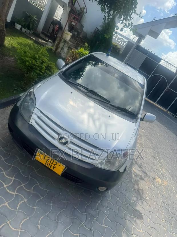 Toyota IST 2004 Silver