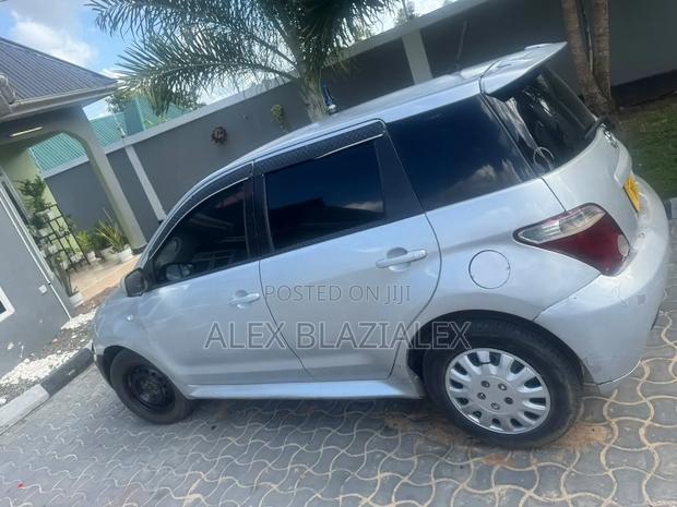 Toyota IST 2004 Silver