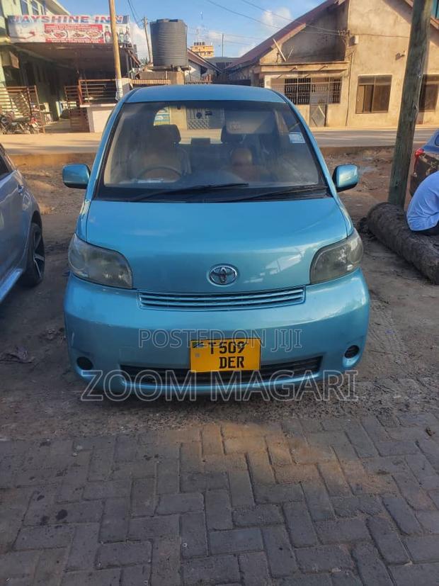 Toyota Porte 2005 Blue
