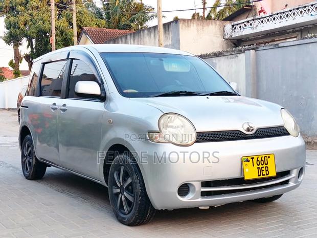 Toyota Sienta 2005 Silver