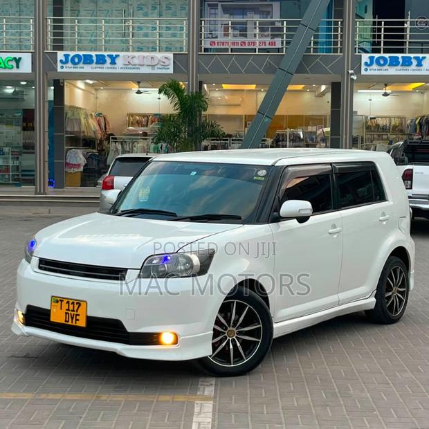 Toyota Corolla Rumion Hatchback 1.5 FWD 2010 White