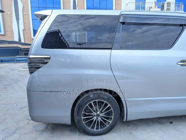 Toyota Alphard 2009 Silver