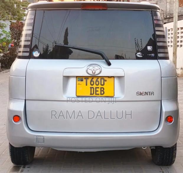 Toyota Sienta 2005 Silver