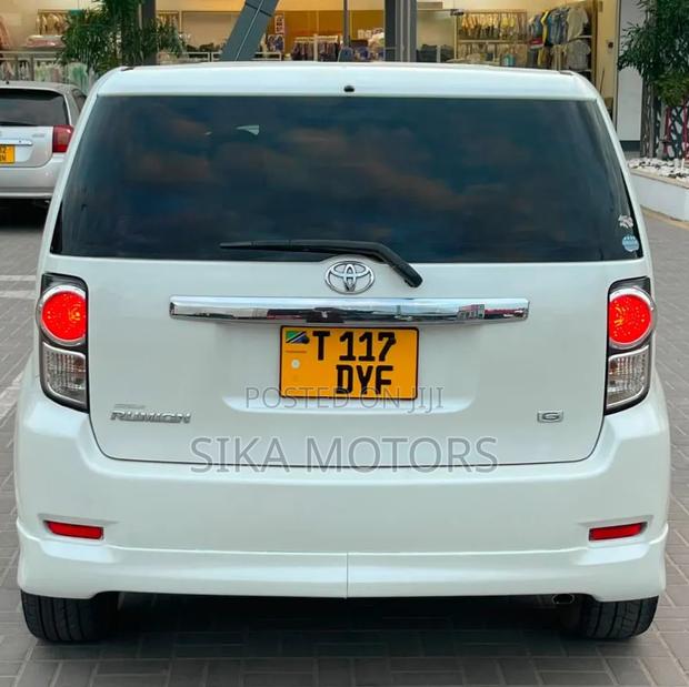 Toyota Corolla Rumion 2010 White