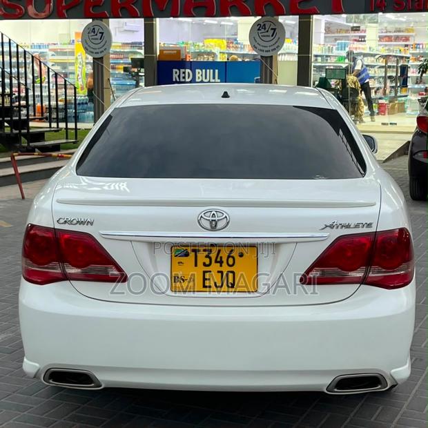Toyota Crown 2011 Pearl