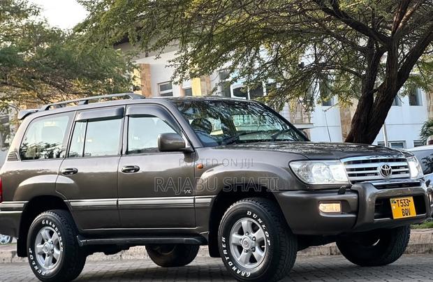 Toyota Land Cruiser 2001 Gray
